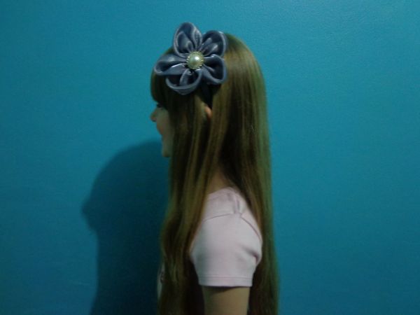 Tiara Lika Nenê Flor Cinza